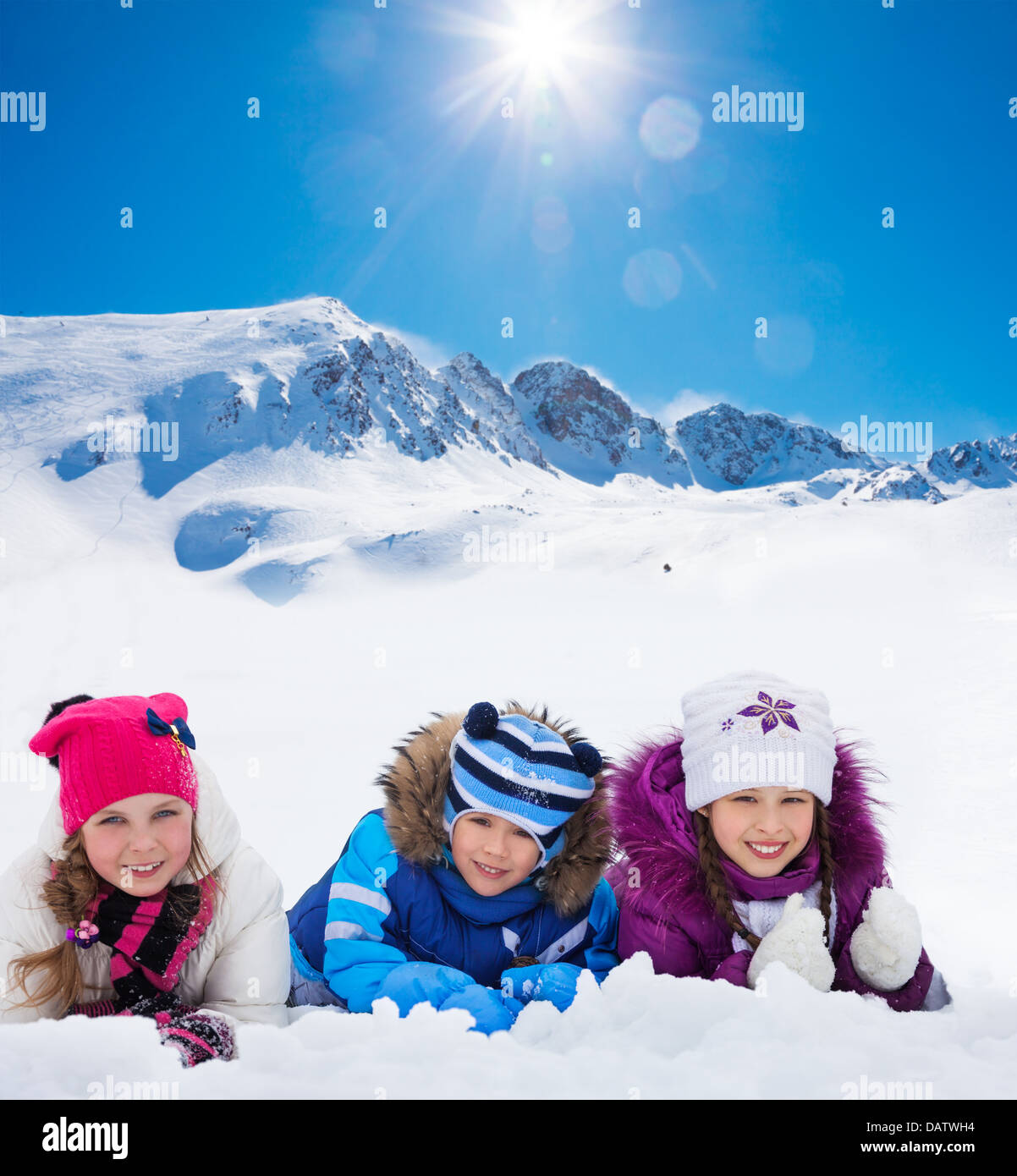 Gruppe von drei Kinder 5-10 Jahre alten Jungen und Mädchen auf Schnee in einer Zeile-Tag in Bergen Stockfoto