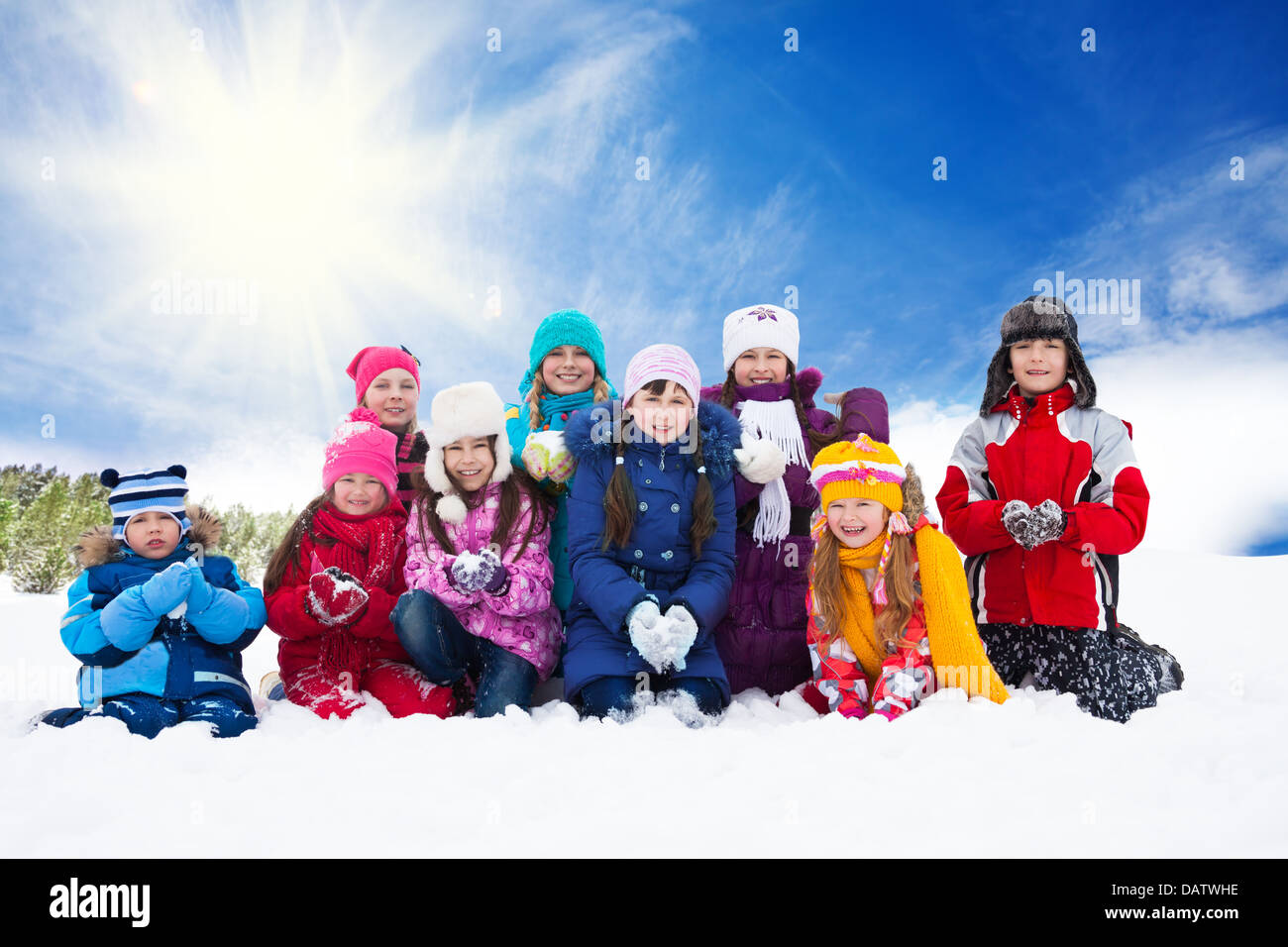 Gruppe von drei Kinder 5-10 Jahre alten Jungen und Mädchen auf Schnee in einer Zeile-Tag in Bergen Stockfoto