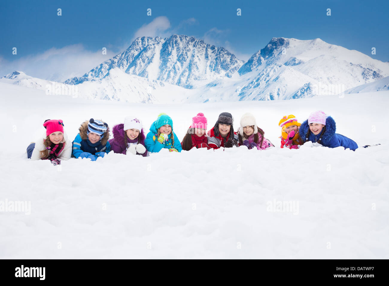 Große Gruppe der Vielfalt suchen Kinder 5-10 Jahre alten Jungen und Mädchen auf Schnee in einer Zeile-Tag in Bergen Stockfoto