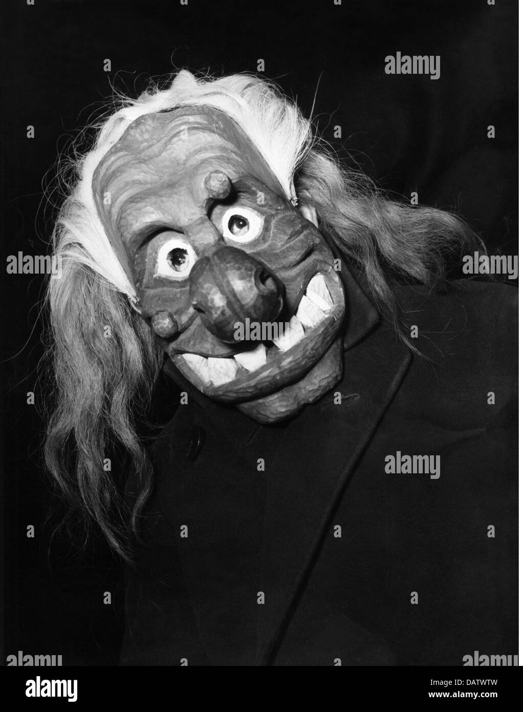 Festlichkeiten, Perchtenlaufen, UGLY Percht mit Holzmaske, Kirchseeon, 1954, Additional-Rights-Clearences-not available Stockfoto