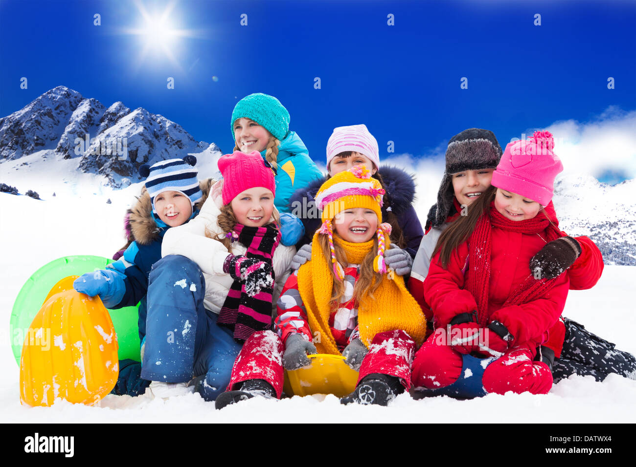 Große Gruppe der Vielfalt suchen Kinder 5-10 Jahre alten Jungen und Mädchen auf Schnee-Tag in Bergen Stockfoto