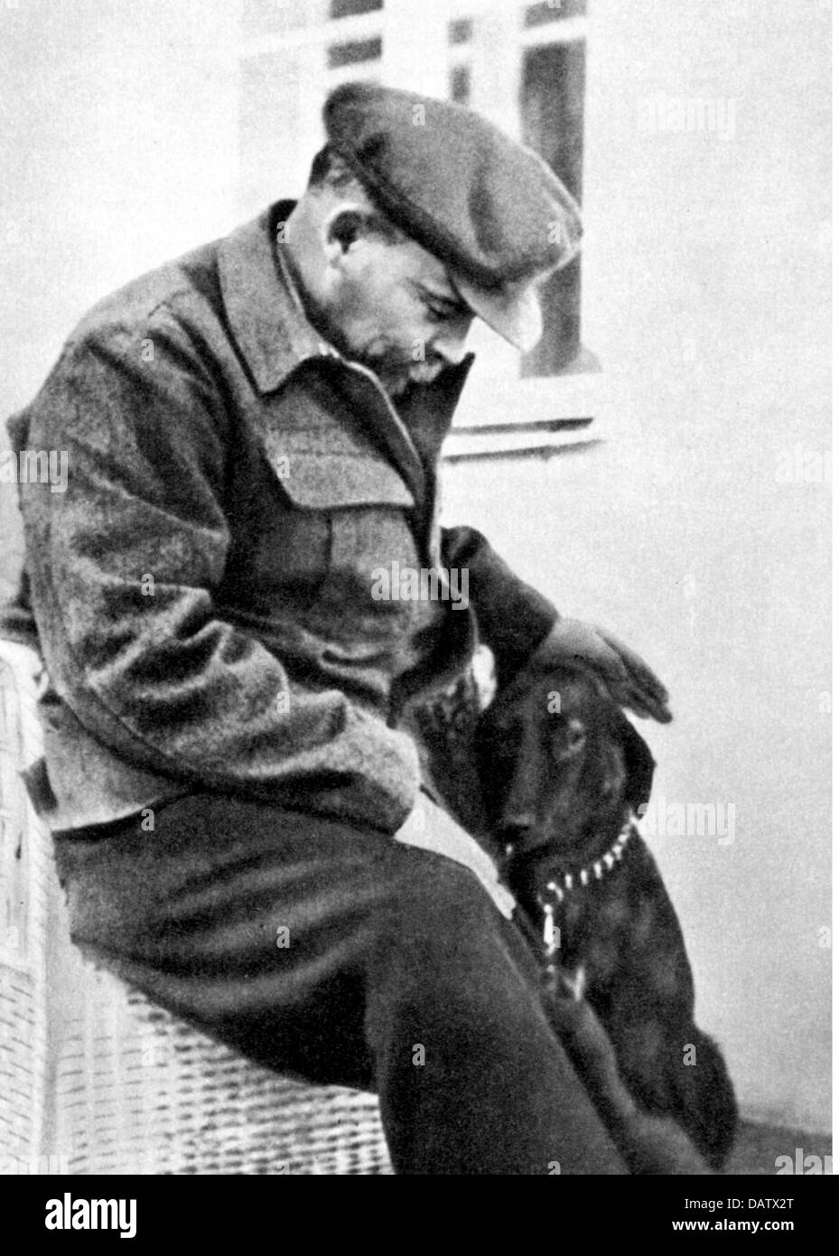 Lenin (Wladimir Iljich Uljanow), 22.4.1870 - 21.1.1924, russischer Politiker, halbe Länge, mit Hund, während des Urlaubs, Nischni Nowgorod, August/September 1922, Stockfoto
