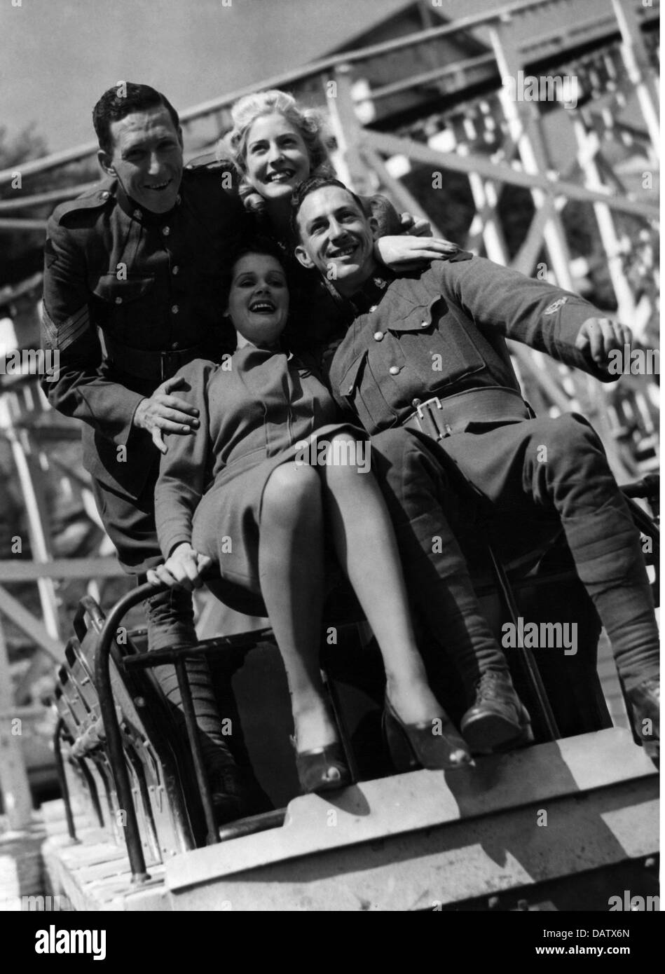 Militär, Australien, Armee, Freizeit, NCOs des 17. New South Wales Bataillons genießen weibliche Gesellschaft auf dem Jahrmarkt von Coney Island, Sidney, um 1940, , zusätzliche-Rechte-Clearences-nicht verfügbar Stockfoto