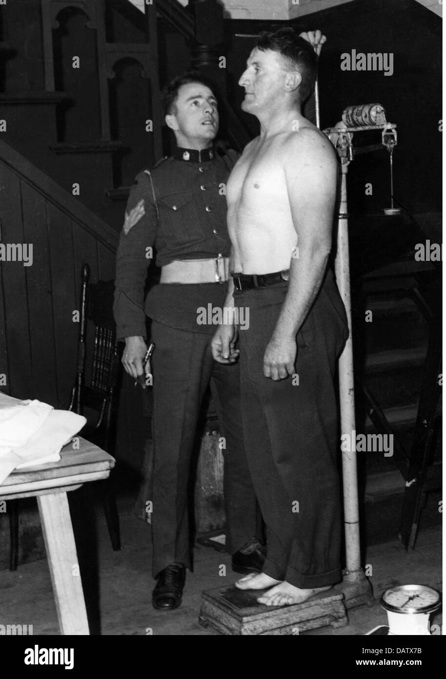 Militär, Länder, Australien, Armee, körperliche Untersuchung, NCO Messung der Höhe eines Rekruten, ca. 1940, zusätzliche-Rechte-Clearences-nicht verfügbar Stockfoto