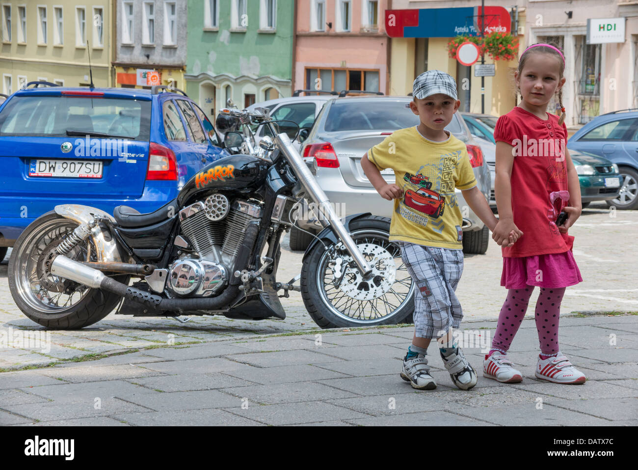 Kinder und "Horror" geändert Motorrad in Bolków, Schlesien, Polen Stockfoto