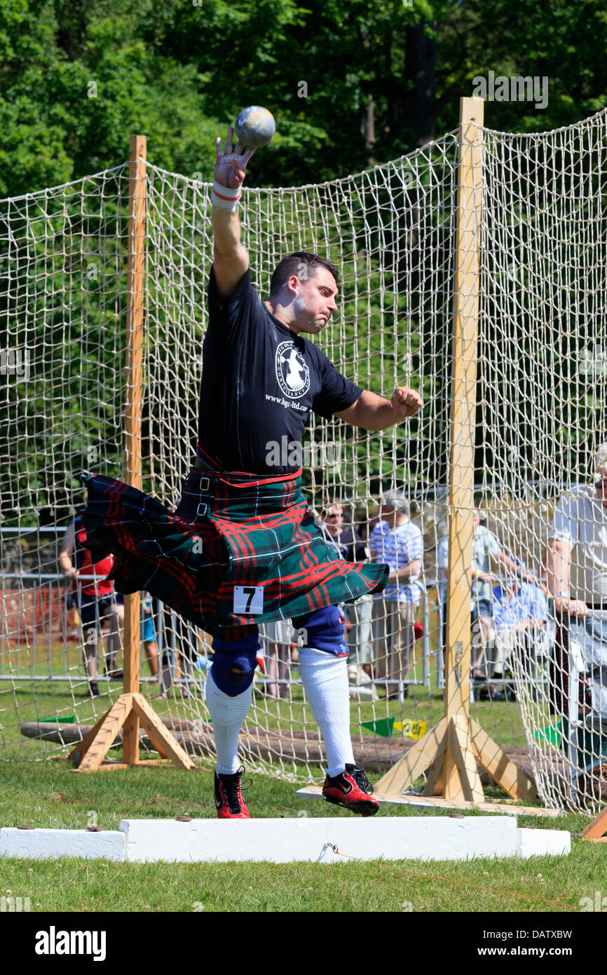 Konkurrenten werfen die 16 Pfund Kugel in der traditionellen schottischen Konkurrenz an den Highland Games, Loch Lomond, in der Nähe von Glasgow Stockfoto