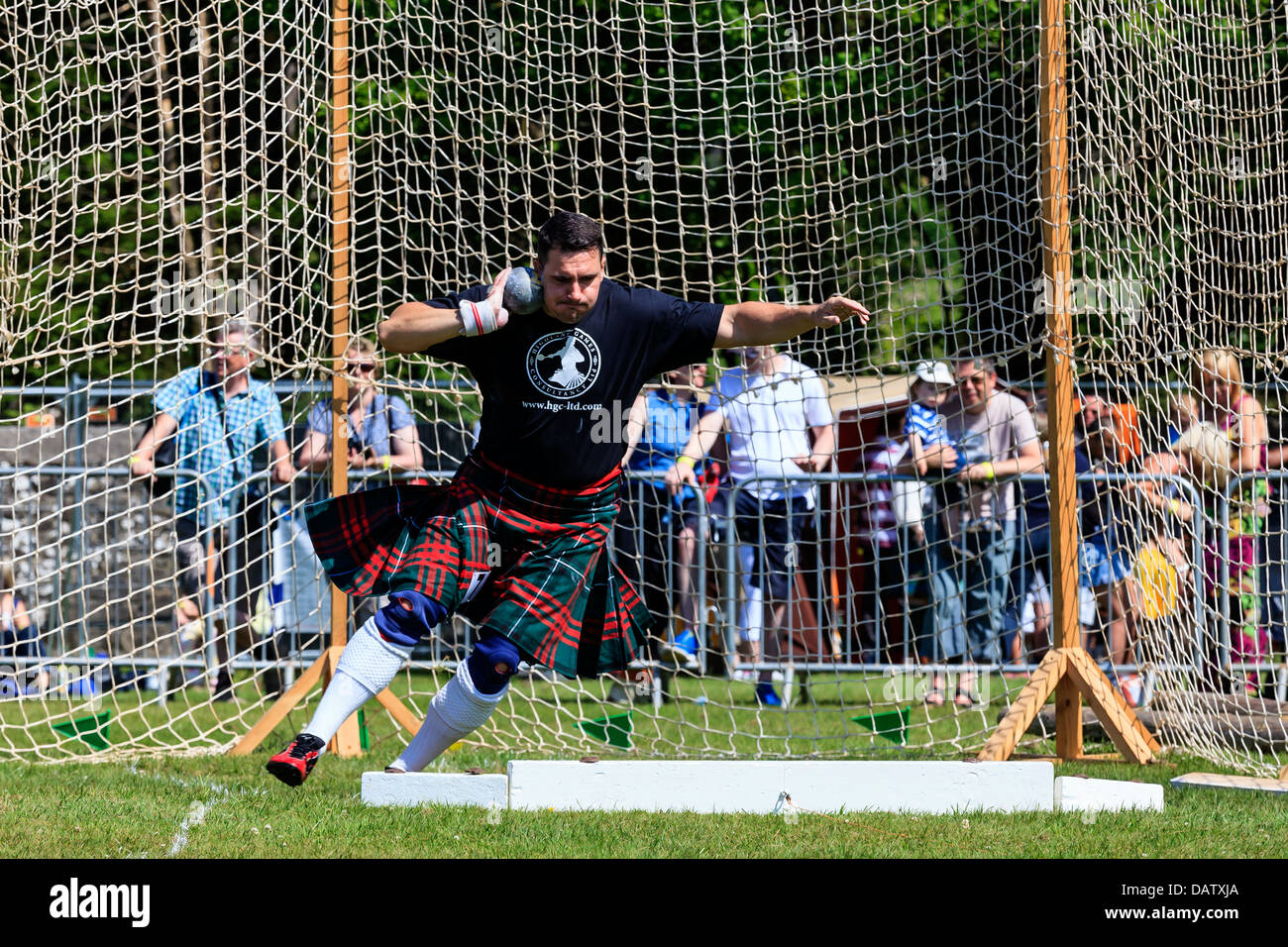 Wettbewerber werfen den Ball 16 Pfund in den traditionellen schottischen Wettbewerb bei den Highland Games, Balloch, in der Nähe von Glasgow Stockfoto