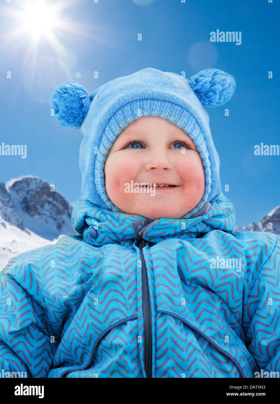 Porträt von glücklich Kleinkind in Winterkleidung außerhalb hautnah Stockfoto