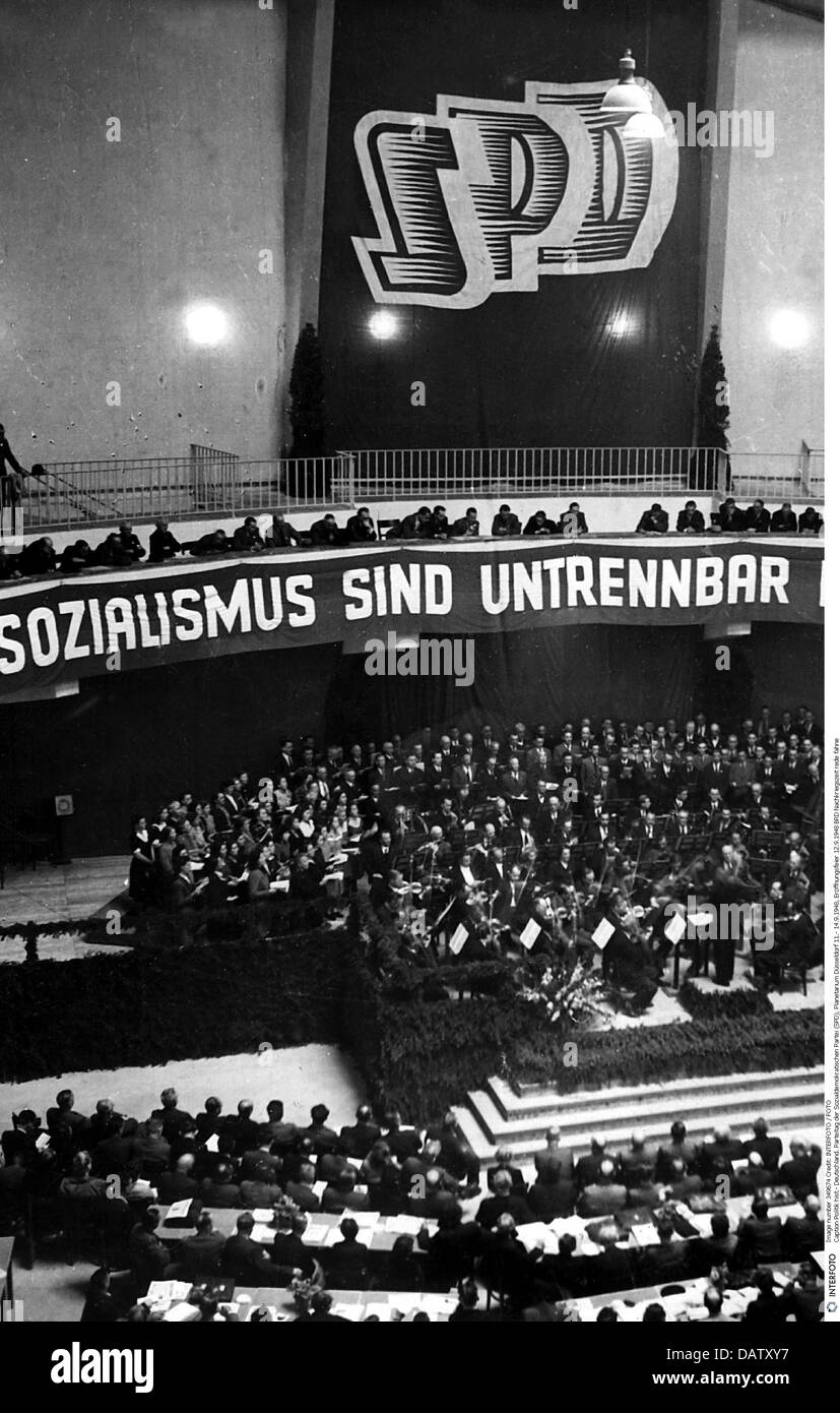 Politik, Deutschland, Konferenz der Sozialdemokratischen Partei Deutschlands (SPD), Planetarium Düsseldorf, 11.-14.9.1948, Eröffnungsfeier, 12.9.1948, Westdeutschland, Nachkriegszeit, Rede, Flagge, Sozialismus, 1940er, 40er, 20ster Jahrhundert, historisch, politisch, Parteien, Düsseldorf, Düsseldorf, Zusatzrechte-Clearences-nicht vorhanden Stockfoto