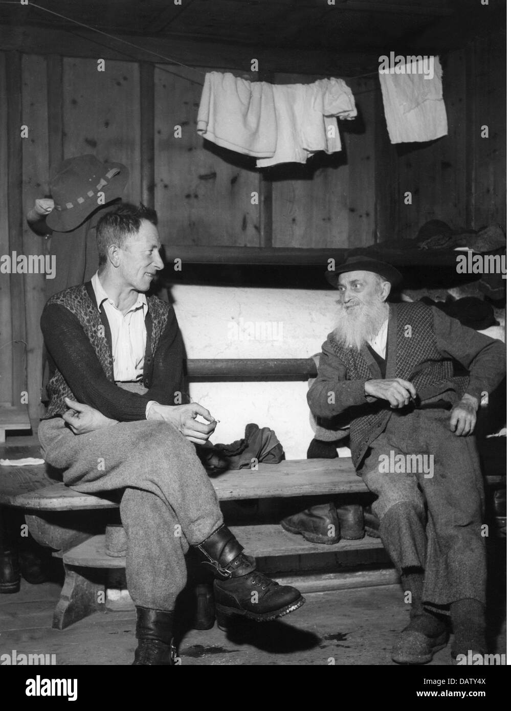 Landwirtschaft, Bergbauer, zwei Männer, die im Wohnzimmer miteinander sprechen, 1950er Jahre, Zusatz-Rechte-Clearences-nicht vorhanden Stockfoto