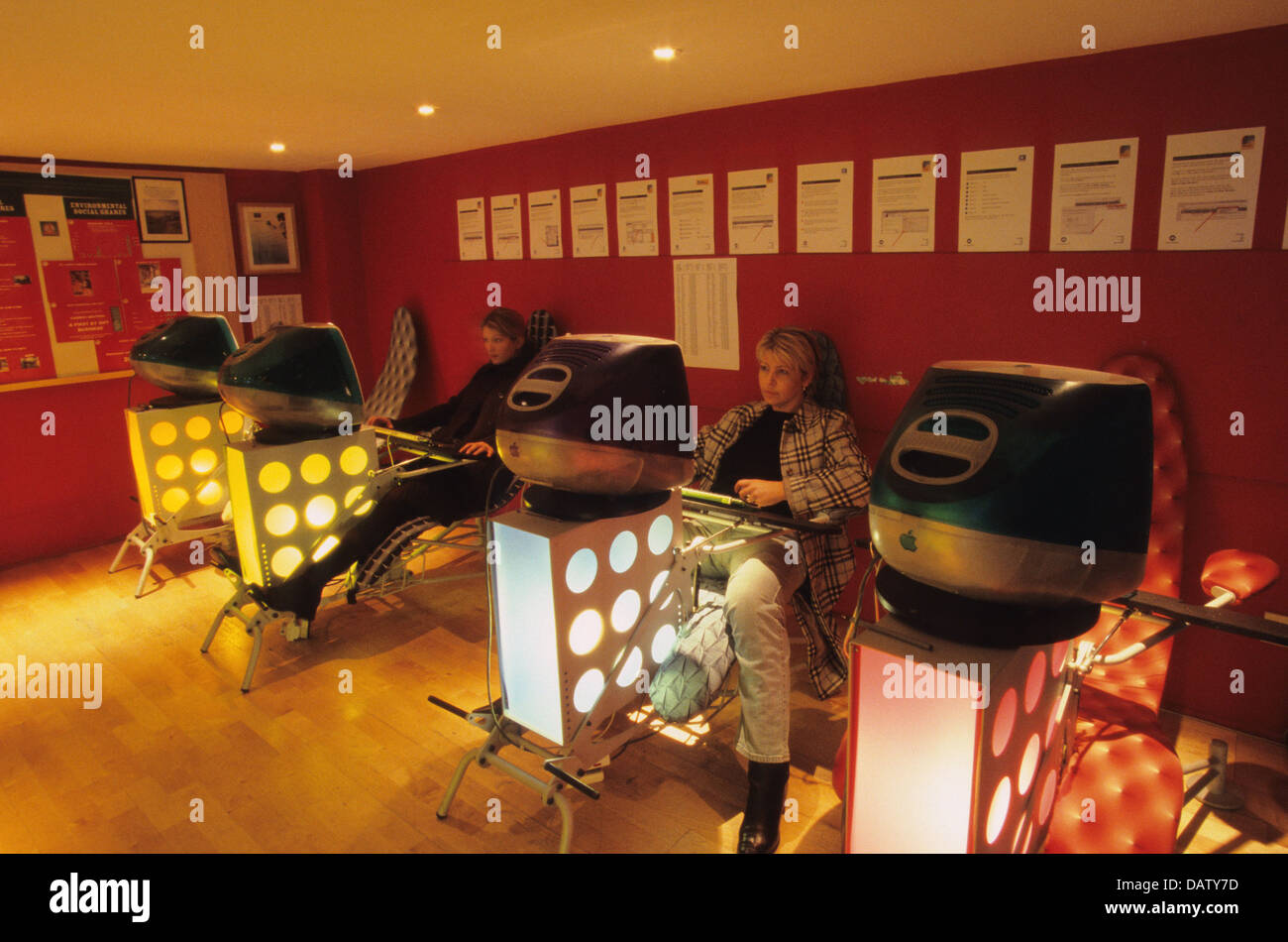 Arbeiter bei Retro-Computern im Büro der Werbeagentur London, England, Großbritannien Stockfoto