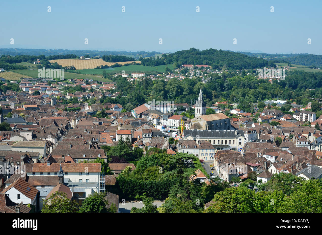 Antike französische Stadt Orthez und seine Umgebung von oben Stockfoto