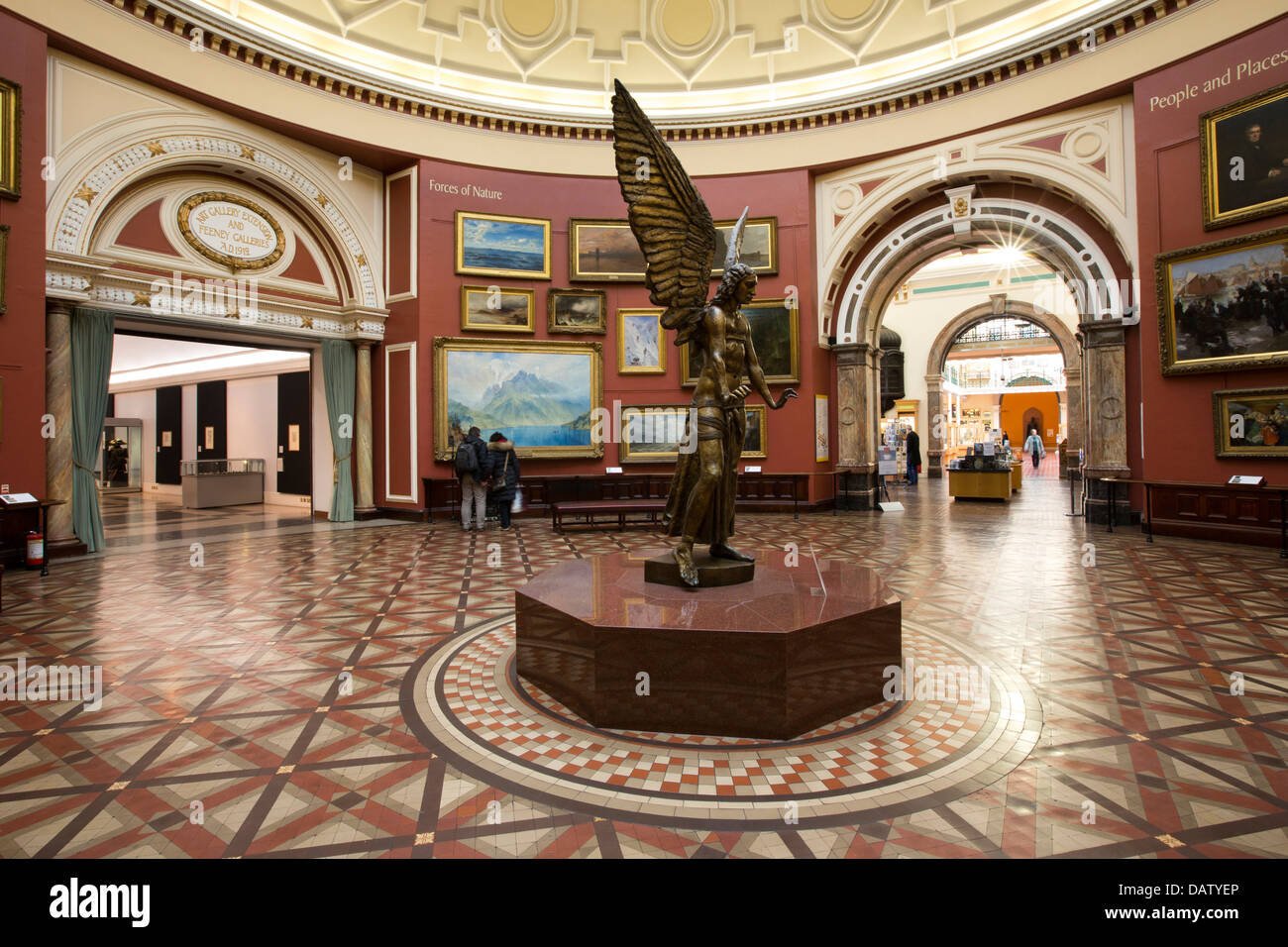 Großbritannien, England, Birmingham, Galeere & Kunstmuseum, umlaufende Galerie unter der Kuppel Stockfoto