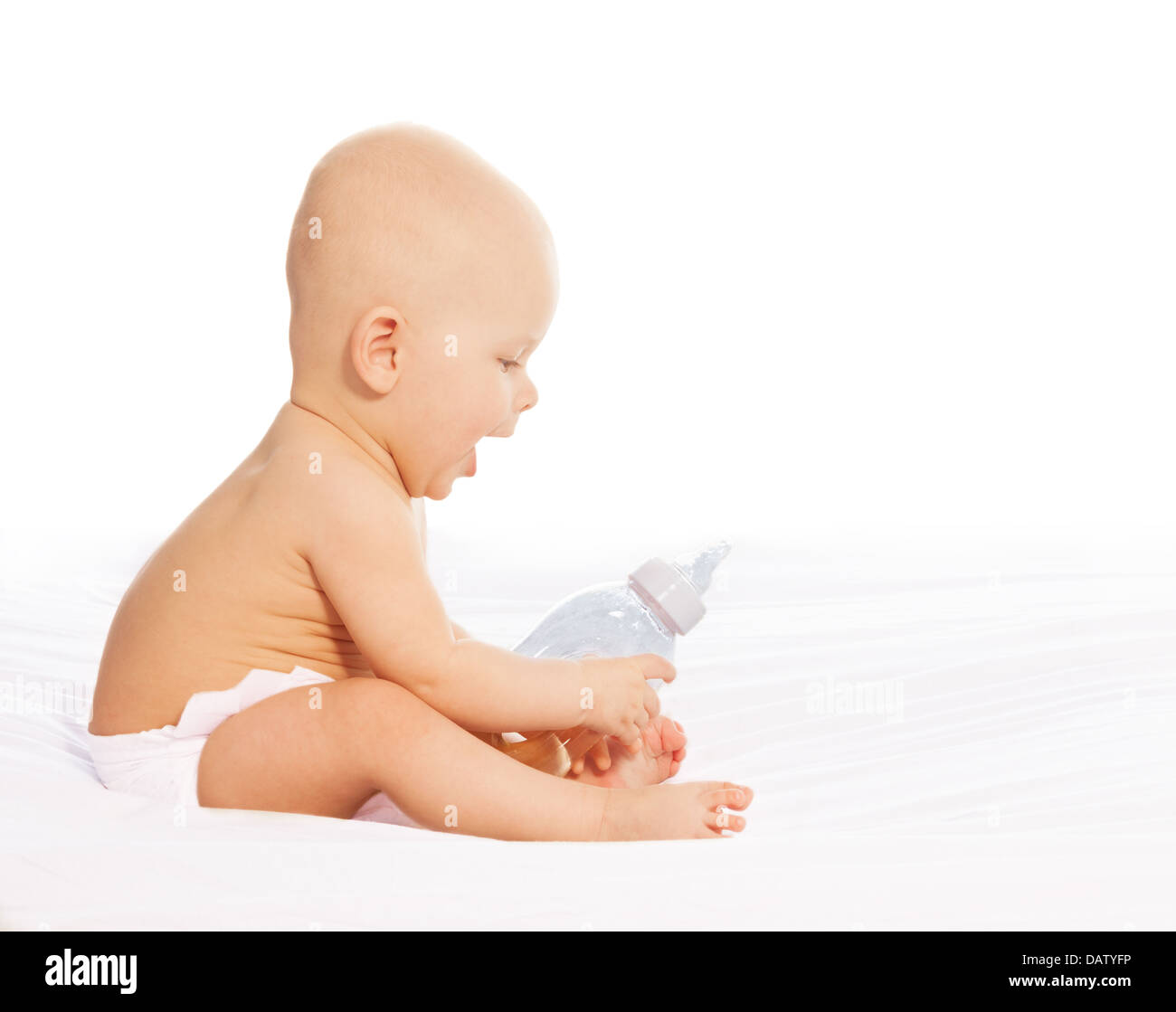 Little Boy auf der Decke sitzen und halten Baby-Flasche Stockfoto