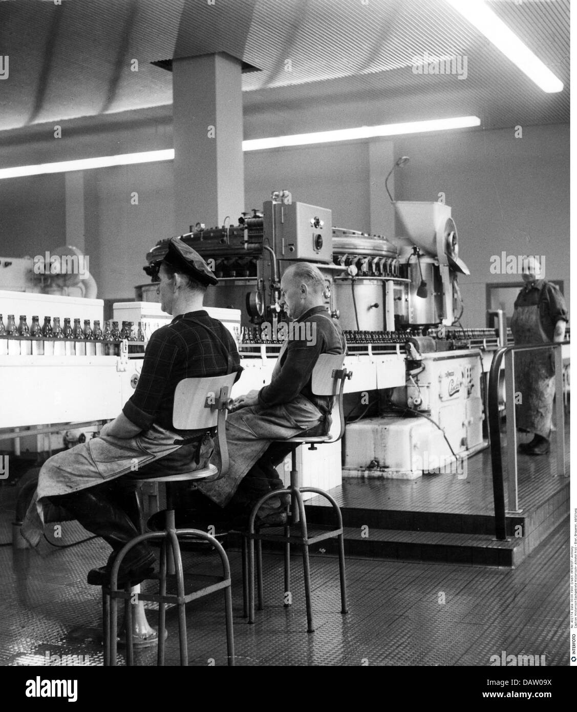 Alkohol, Bier, Brauerei, Abfüllen von Flaschen, Kontrolle der Flaschen für Sauberkeit, Brauerei Schultheiss, Berlin, Deutschland, 1950er Jahre, Zusatzrechte-Clearenzen-nicht verfügbar Stockfoto