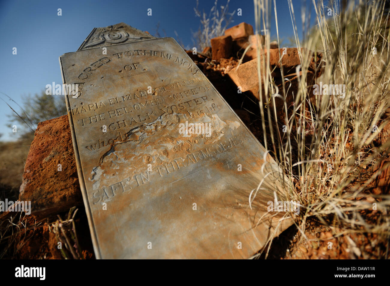 Ein Grabstein mit Grab aus vergangenen Ära auf der Rietputs Farm Wher Diamanten bei gefördert werden präsentieren sich in der Nähe von Barkly West, Südafrika. Stockfoto