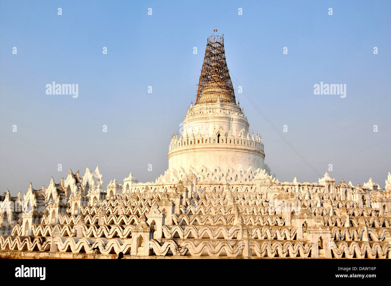 Restaurierung von der Spitze des Hsinbyume Paya Mingun Myanmar in Südostasien Stockfoto