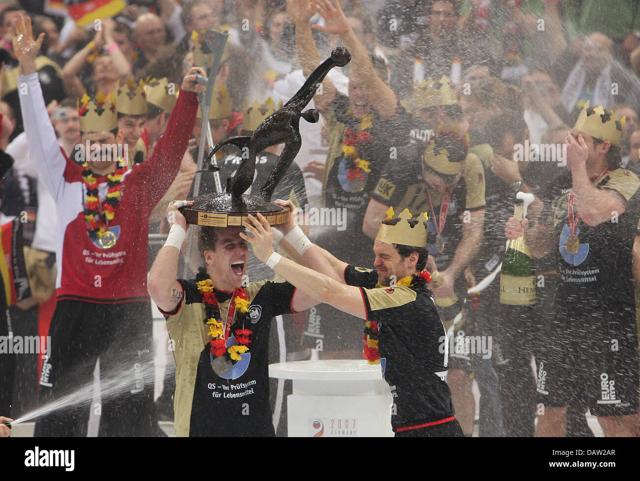 Deutsche Nationalspieler Oliver Roggisch (L) und Markus Baur (R) heben die Trophäe wird Handball-Weltmeister 2007 in Köln, Deutschland, Sonntag, 4. Februar 2007. Foto: Achim Scheidemann Stockfoto