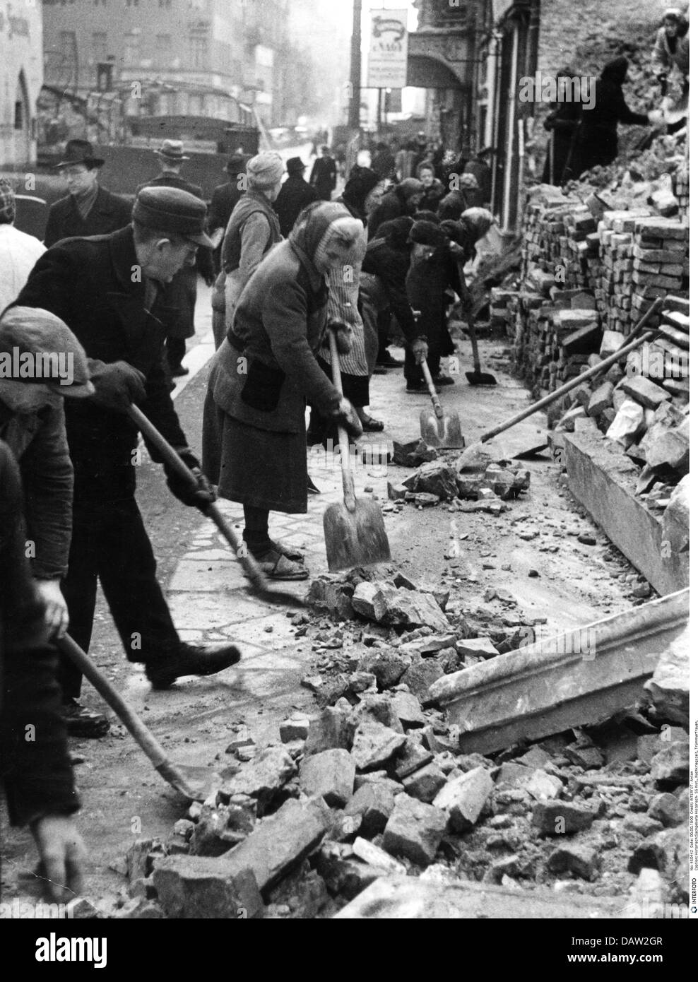 Ereignisse, 2. Weltkrieg, Luftkrieg, Deutschland, Aufräumarbeiten nach einem Bombenangriff auf Berlin, bei Cafe Kanzler, Anfang 1945, zusätzliche-Rights-Clearences-nicht verfügbar Stockfoto