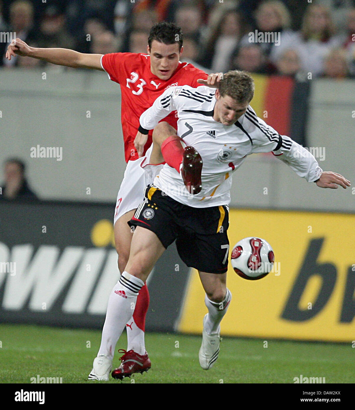 Der Schweiz Philipp Degen wetteifert um den Ball mit deutscher Spieler  Bastian Schweinsteiger (L) während das Länderspiel Deutschland vs. Schweiz  in der LTU Arena in Düsseldorf, Mittwoch, 7. Februar 2007. Deutschland 3: