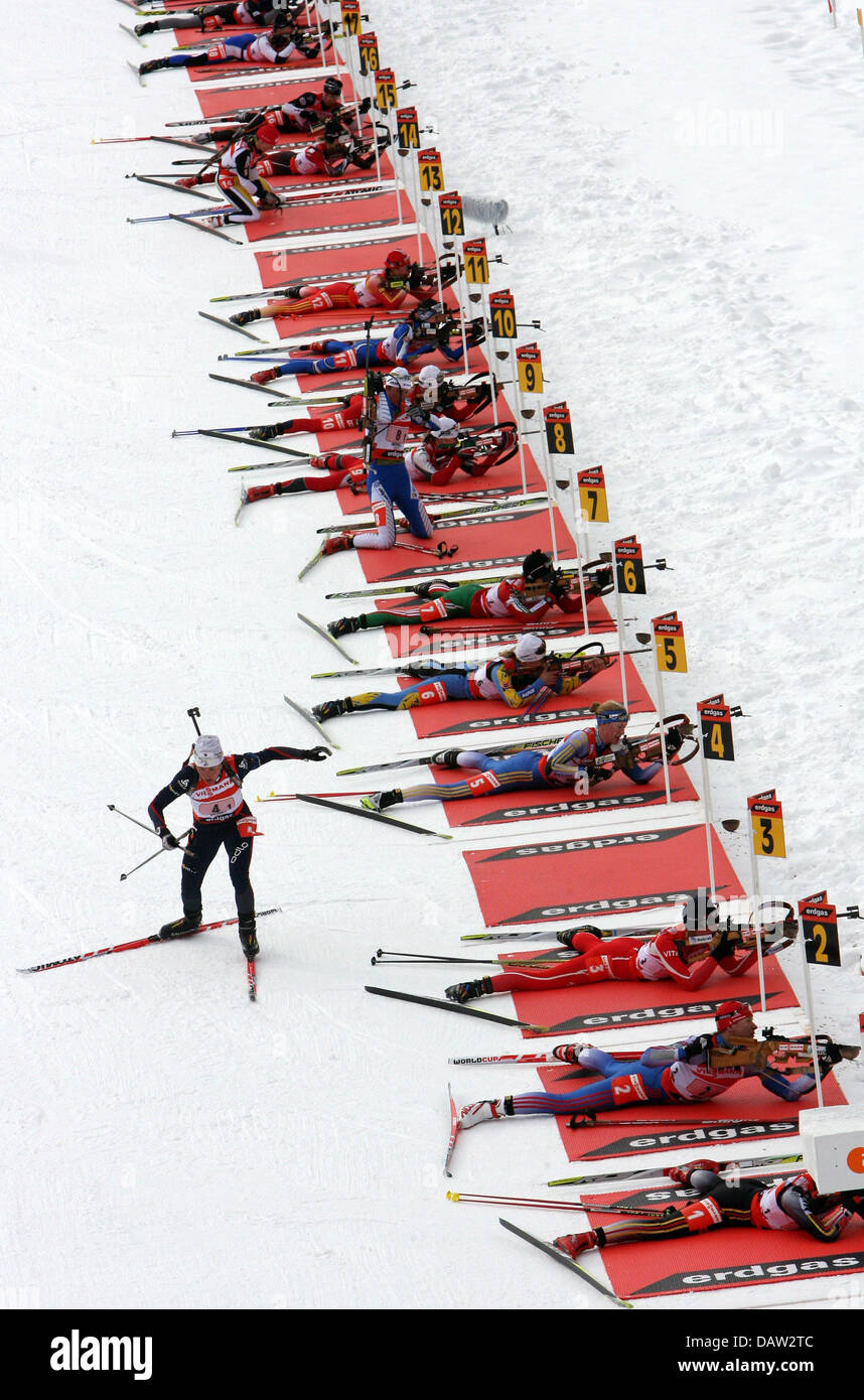 Französisch Florence Baverel-Robert führt die Packung im Mixed 2 x 6 und 2x7.5 km Staffel der Biathlon-Weltcup in Antholtz, Deutschland, Donnerstag, 8. Februar 2007. 11 Entscheidungen stehen auf dem Programm zwischen 2 und 11 Februar. Foto: Martin Schutt Stockfoto