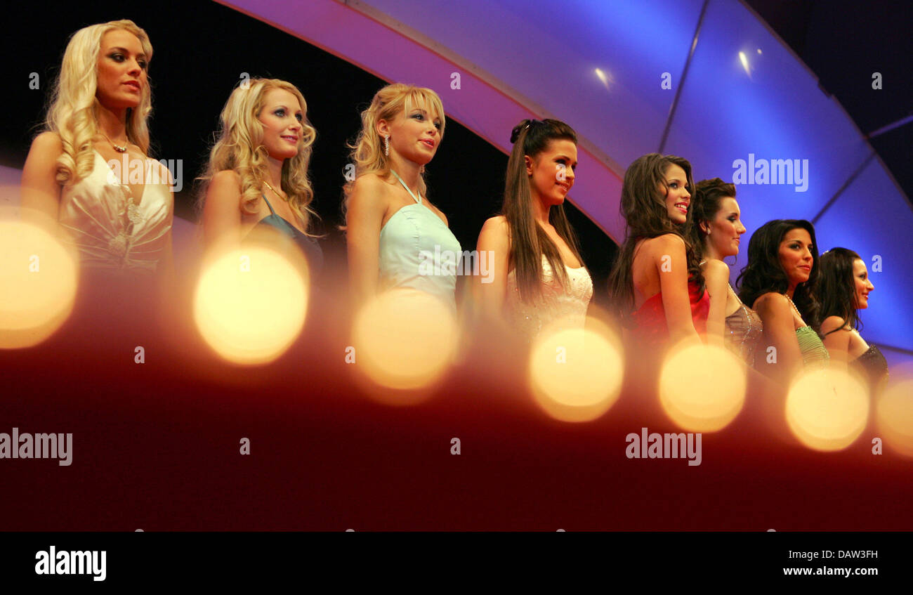 Das Bild zeigt acht der 22 Konkurrenten bei der Wahl der "Miss Deutschland 2007" in Rust, Deutschland, 10. Februar 2007. Foto: Patrick Seeger Stockfoto