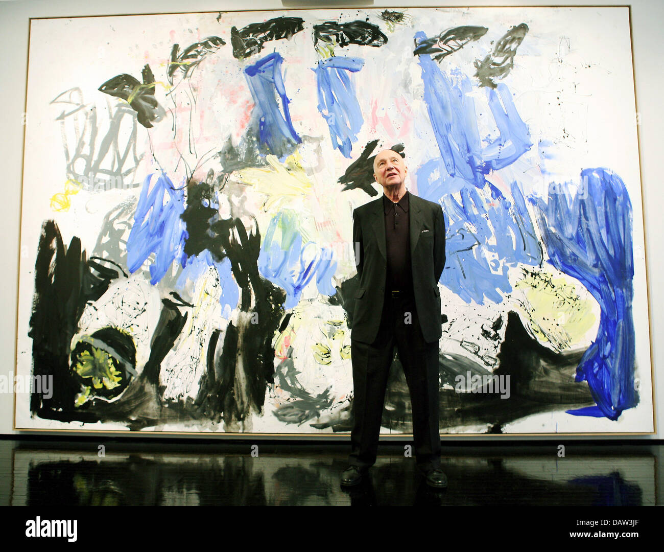 Deutschen Künstler Georg Baselitz steht vor seinem Gemälde "Nachtessen in Dresden (Remix)" in der Galerie "Contemporary Fine Arts (CFA)" in Berlin, Dienstag, 13. Februar 2007. CFA beherbergt die Baseltiz Ausstellung "The Bridge Ghost Supper" vom 14. Februar 2007, 24. März 2007. Foto: Steffen Kugler Stockfoto