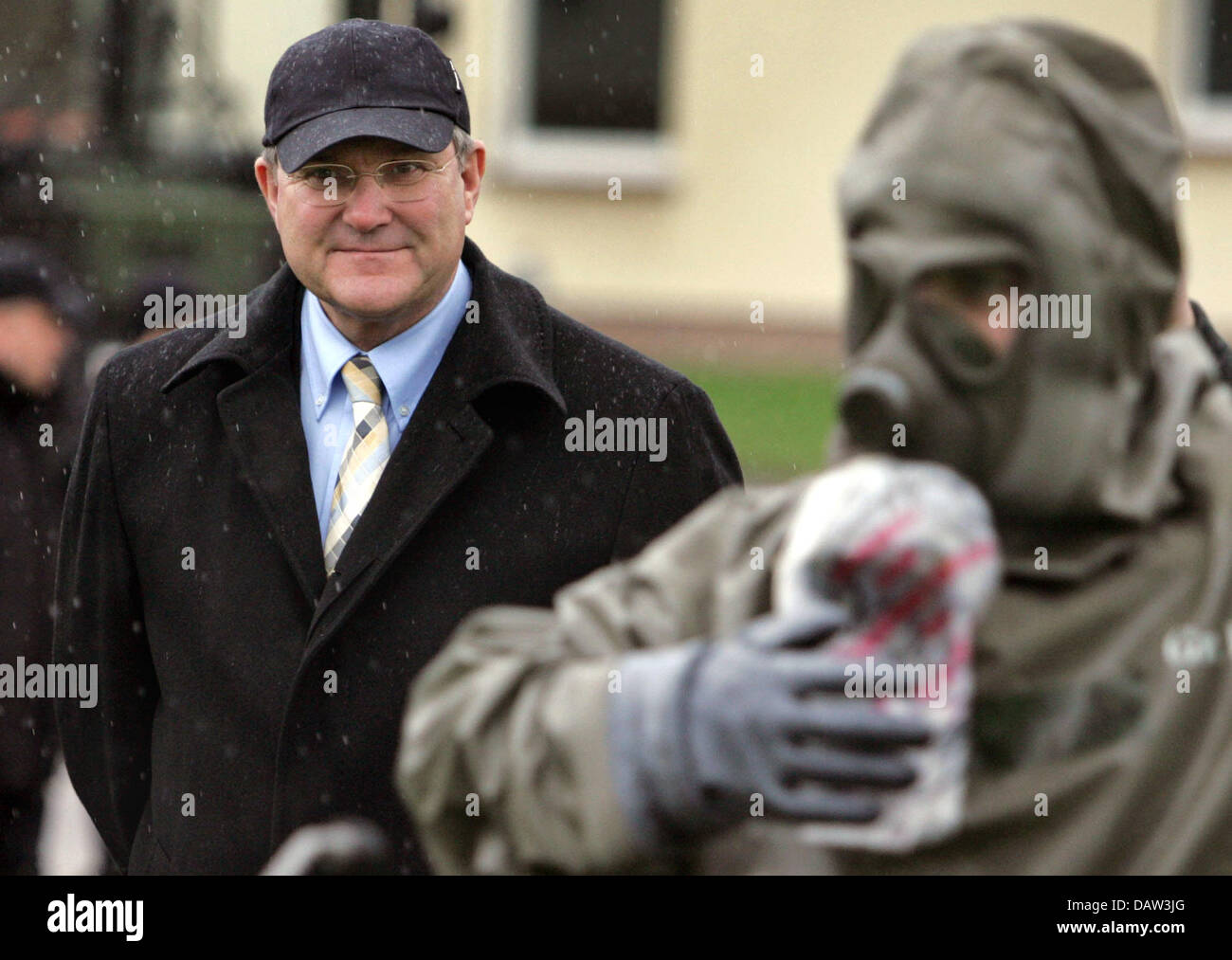 German Defense Minister Franz Josef Jung (C) Uhren eine Demonstration von einem Soldaten in einer ABC-Schutz des "Bundeswehr Anti-NBC Waffen Bataillon No7' neben der Bataillonskommandeur Lutz Neumann (L) in Höxter, Deutschland, Dienstag, 13. Februar 2007 entsprechen. Foto: Oliver Krato Stockfoto