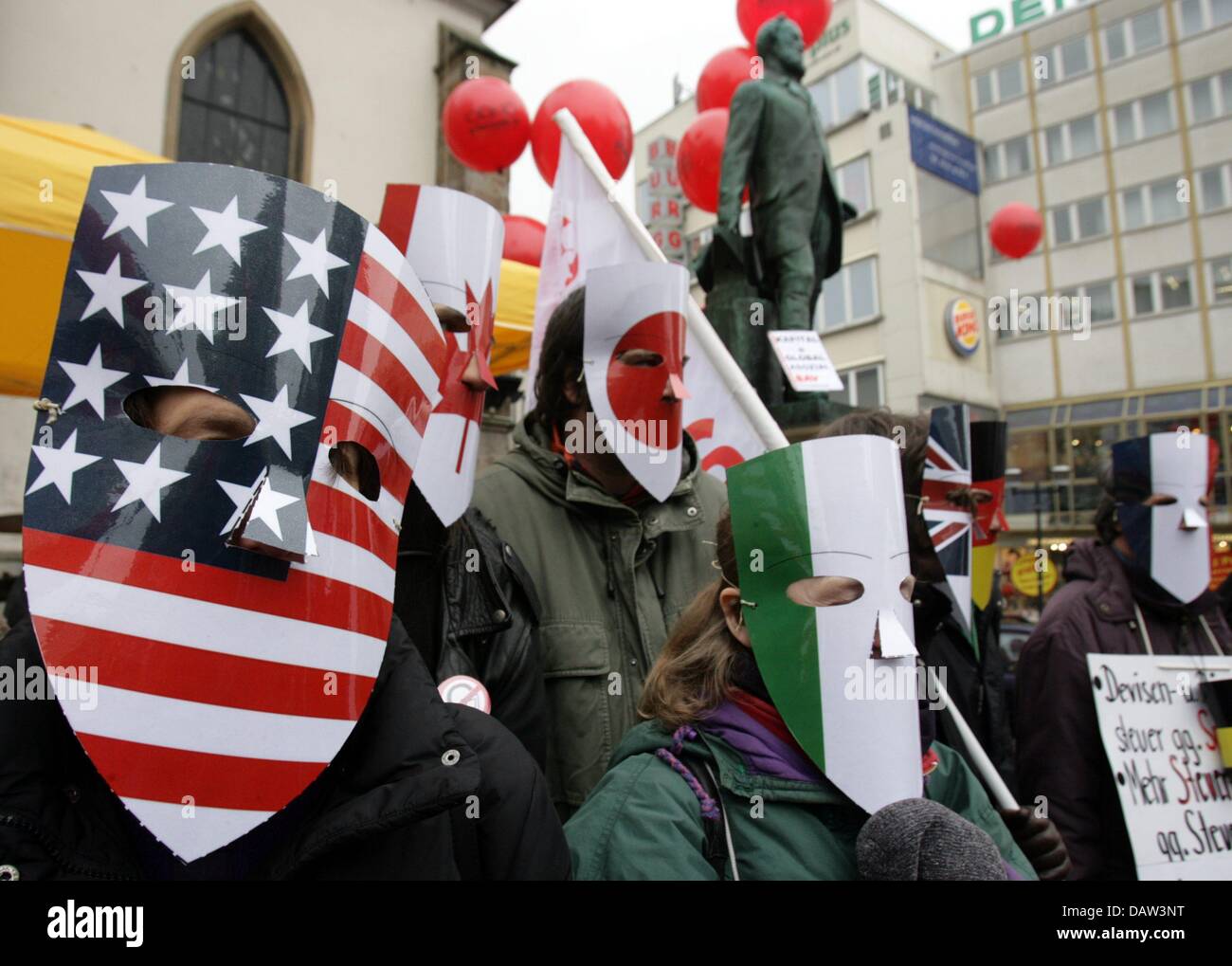 Masken in den Nationalfarben der G7-Länder Demonstranten protestieren gegen das Treffen der G7-Finanzminister und-Notenbankgouverneure in Essen, Deutschland, Samstag, 10. Februar 2007. Foto: Federico Gambarini Stockfoto