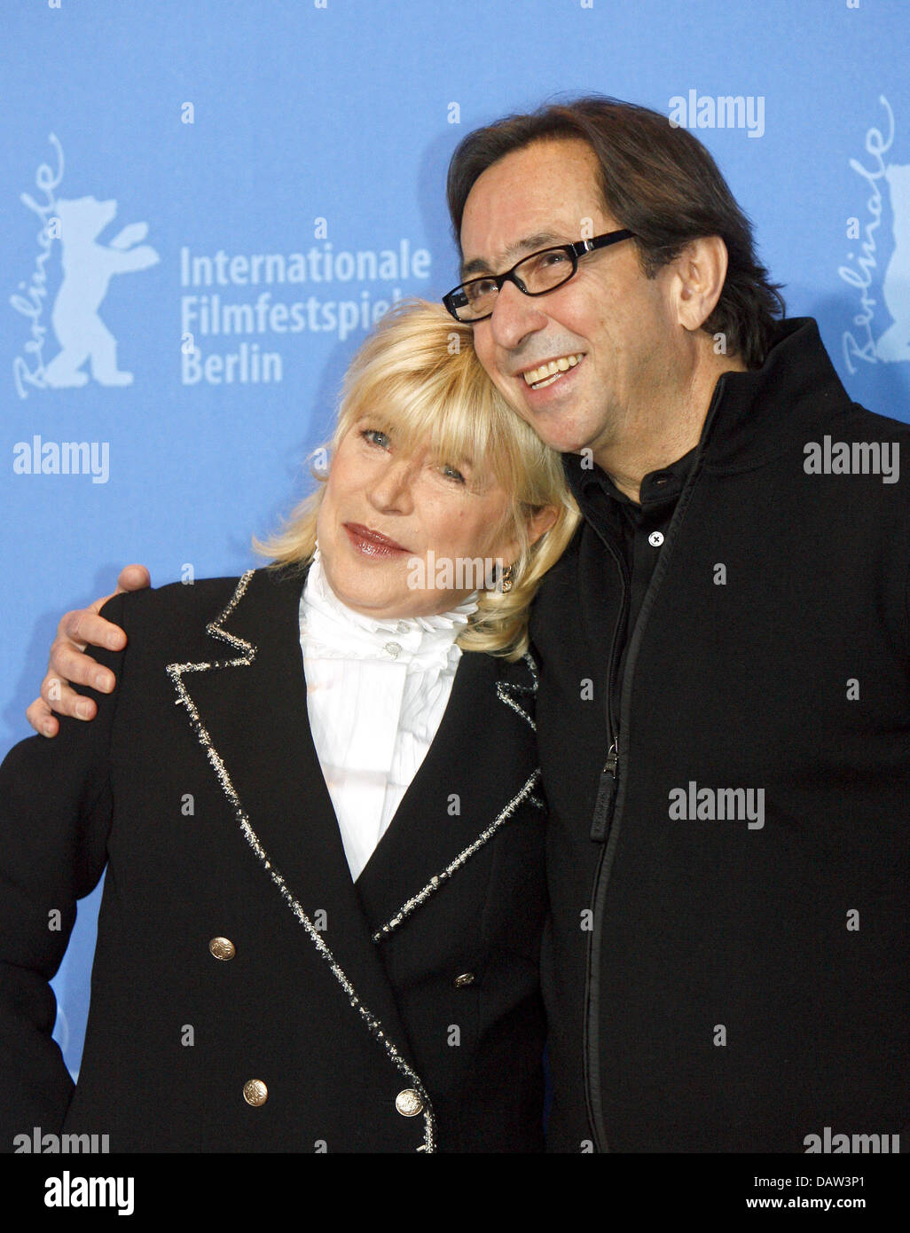 Britische Sängerin und Schauspielerin Marianne Faithfull (L) und deutsche Regisseur Sam Gabarski (R) stellen bei der Vorstellung ihres Films "Irina Palm" auf der 57. Berlinale International Film Festival Berlin, Deutschland, Dienstag, 13. Februar 2007. Foto: Wolfgang Kumm Stockfoto
