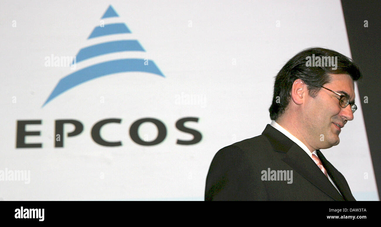 CEO von "Epcos" Gerhard Pegam übergibt ein Firmen-Logo auf der "Epcos" Hauptversammlung in München, Deutschland, Mittwoch, 14. Februar 2007. Strukturelemente Spezialist "Epcos" ist noch auf der Suche nach Kooperationspartnern. Foto: Peter Kneffel Stockfoto