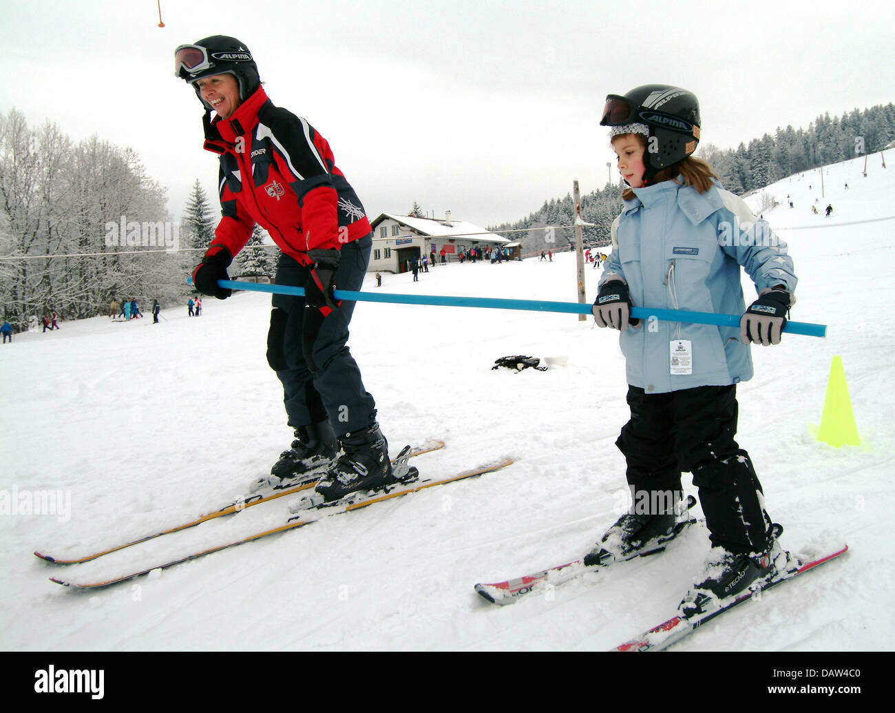Ein Ski Lehrer Praktiken mit ein Kind und ein Pol während ein SBZ-Skikurs für Kinder in Missen, Deutschland, 28. Dezember 2007. Foto: Rolf Schultes Stockfoto