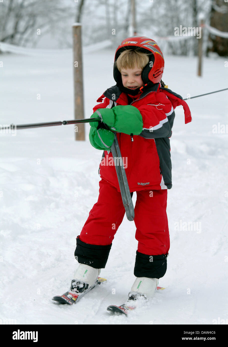 Eine Mädchen verwendet einen Skilift während ein SBZ-Skikurs für Kinder in Missen, Deutschland, 28. Dezember 2007. Foto: Rolf Schultes Stockfoto