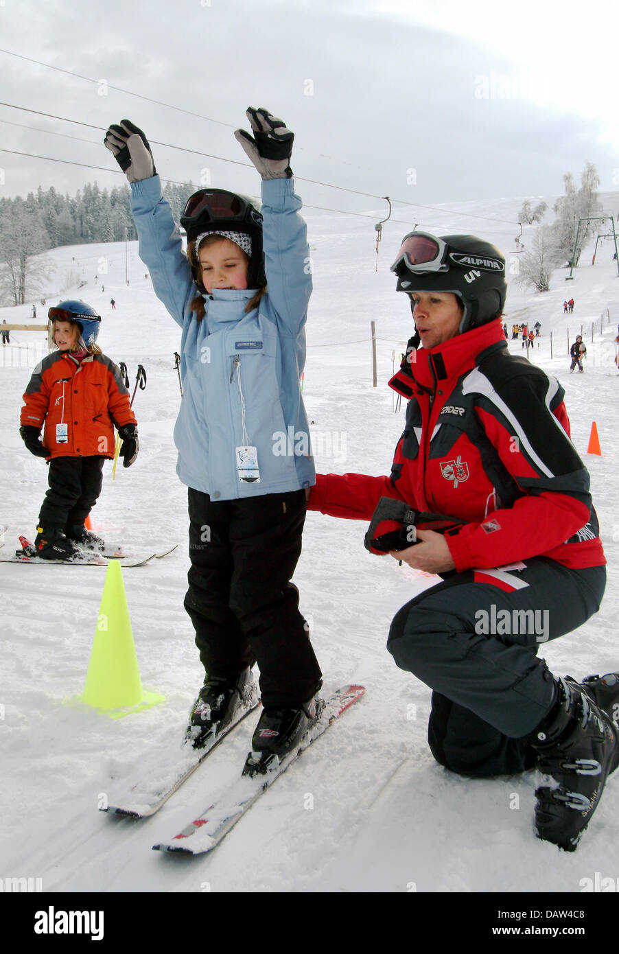 Ein Skilehrer schiebt sanft bergab eine Mädchen während eines SBZ-Skikurs für Kinder in Missen, Deutschland, 28. Dezember 2007. Foto: Rolf Schultes Stockfoto