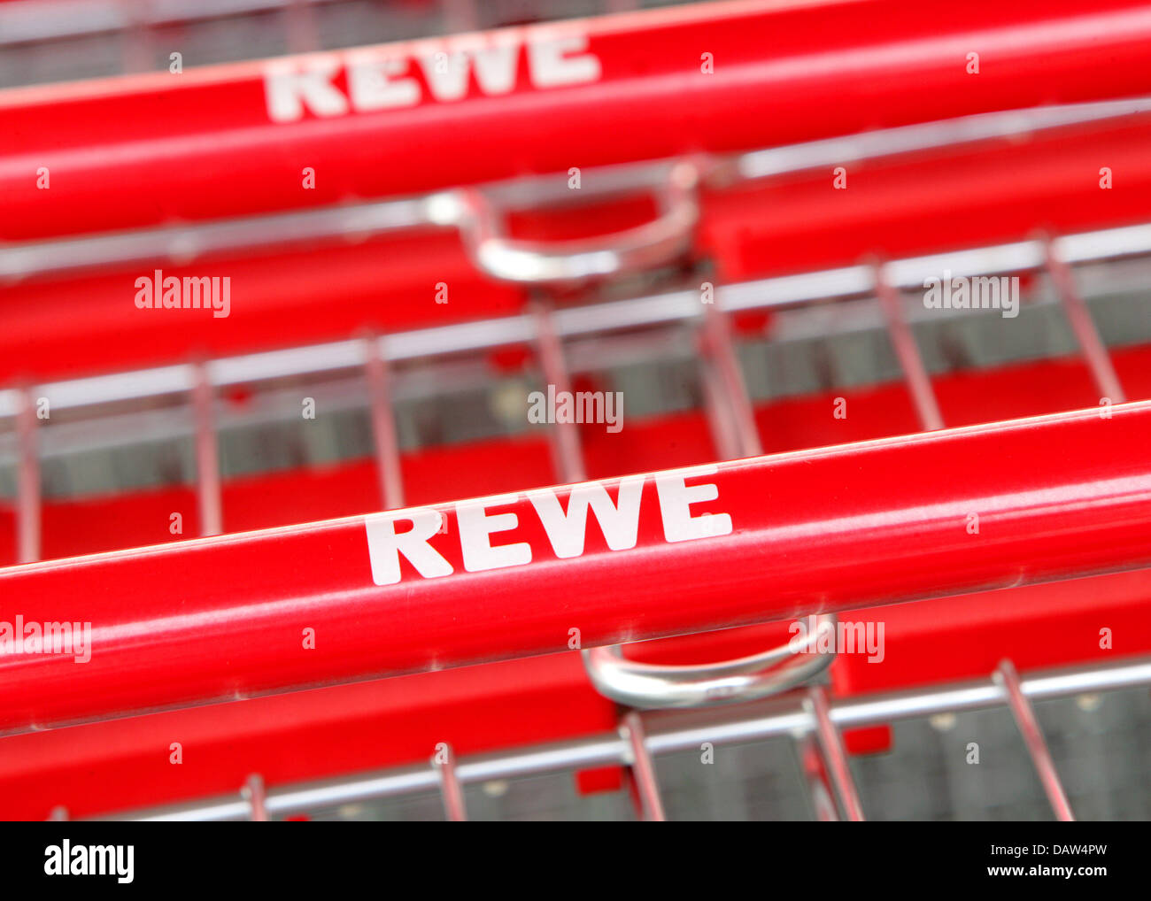 Einkaufswagen mit dem REWE-Logo sind im Eingangsbereich in einem umgebauten REWE Supermarkt Laden in Köln, Deutschland, 19. Januar 2007 abgebildet. Foto: Rolf Vennenbernd Stockfoto