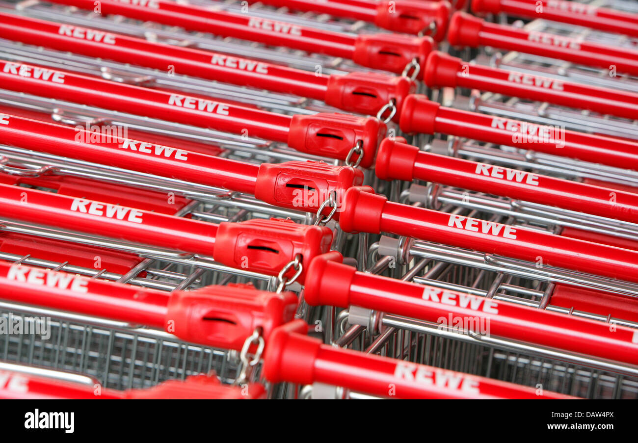 Einkaufswagen mit dem REWE-Logo sind im Eingangsbereich in einem umgebauten REWE Supermarkt Laden in Köln, Deutschland, 19. Januar 2007 abgebildet. Foto: Rolf Vennenbernd Stockfoto