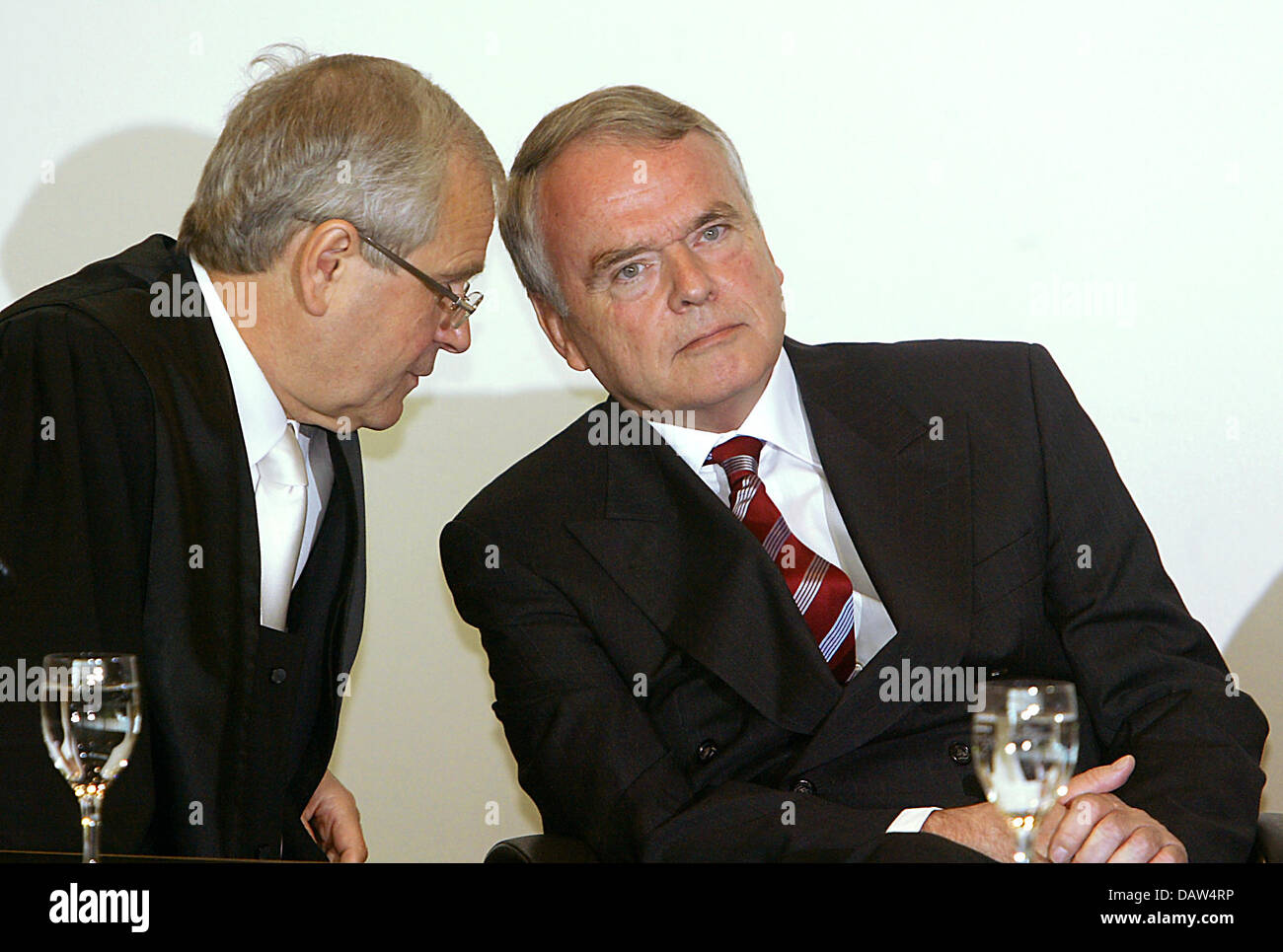 (Dpa) - der ehemalige Junior defense Minister, die Ludwig-Holger Pfahls hört mit seinem Anwalt Volker Hoffmann (L), bevor das Urteil in dem District Court in Augsburg, Deutschland, Freitag, 12. August 2005 gesprochen wird. Die 1Oth Strafkammer sah die Anklagen wegen Steuerbetrug und persönlichen Gewinn als bewährte und die 62-jährige Beklagte zu 2 Jahren und 3 Monaten verurteilt. In einem umfassenden Geständnis Pfahl h Stockfoto