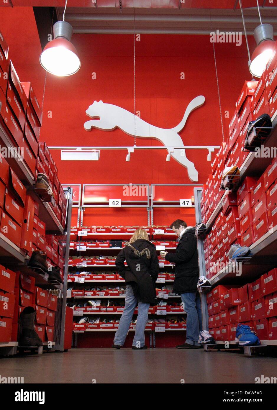 Zwei Kunden schauen für Schuhe ein PUMA Outlet Store in Bremen,  Deutschland, Samstag, 27. Januar 2007. Foto: Kay Nietfeld Stockfotografie -  Alamy