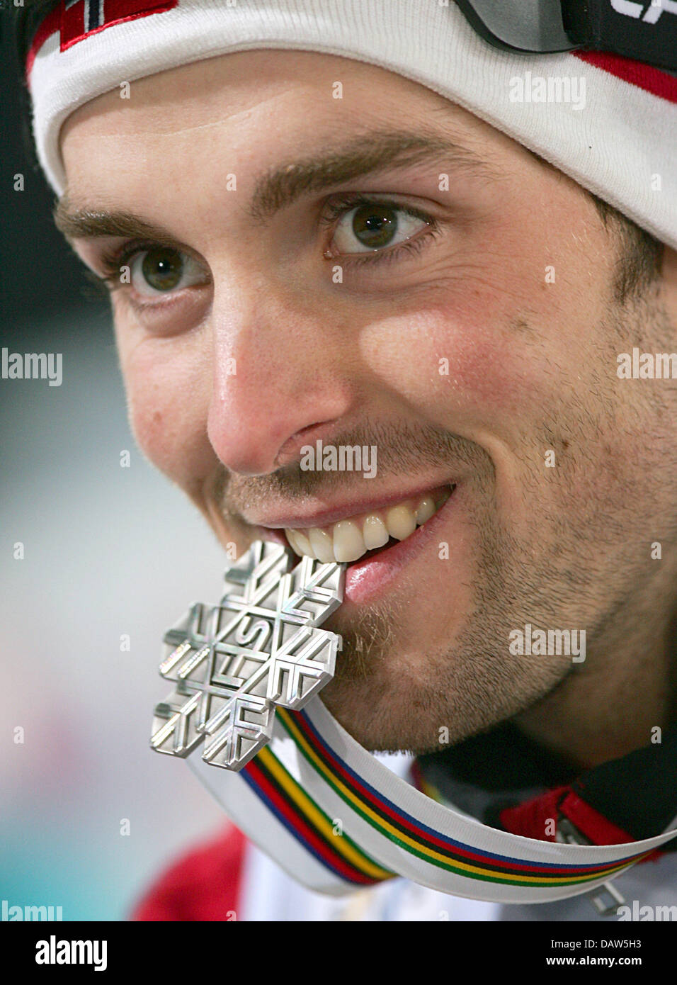 Norweger Magnus Moan beißt seine Silbermedaille nach dem nordischen kombiniert Sprint bei der nordischen Ski-WM in Sapporo, Japan, Freitag, 23. Februar 2007. Foto: Gero Breloer Stockfoto