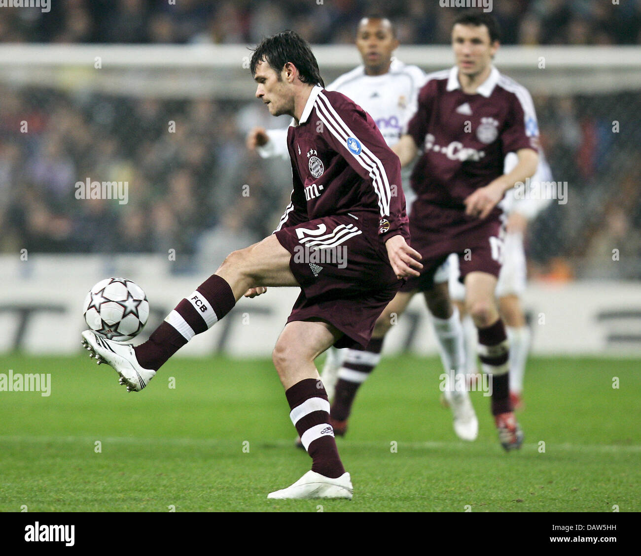 Willy Sagnol des FC Bayern München steuert der Ball während der UEFA Champions League letzten 16 Bein 1 Match Real Madrid Vs FC Bayern München im Santiago Bernabeu Stadion von Madrid, Spanien, Dienstag, 20. Februar 2007. Foto: Matthias Schrader Stockfoto