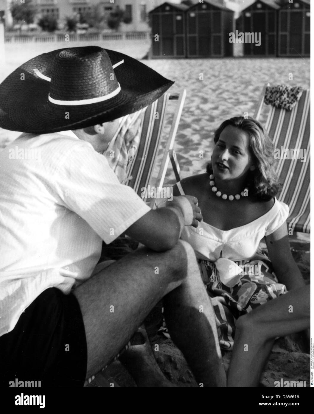 Tourismus, Strandleben, Deutsche Frau im Gespräch mit Italienisch am Strand, 1954, Zusatz-Rechte-Clearences-nicht vorhanden Stockfoto