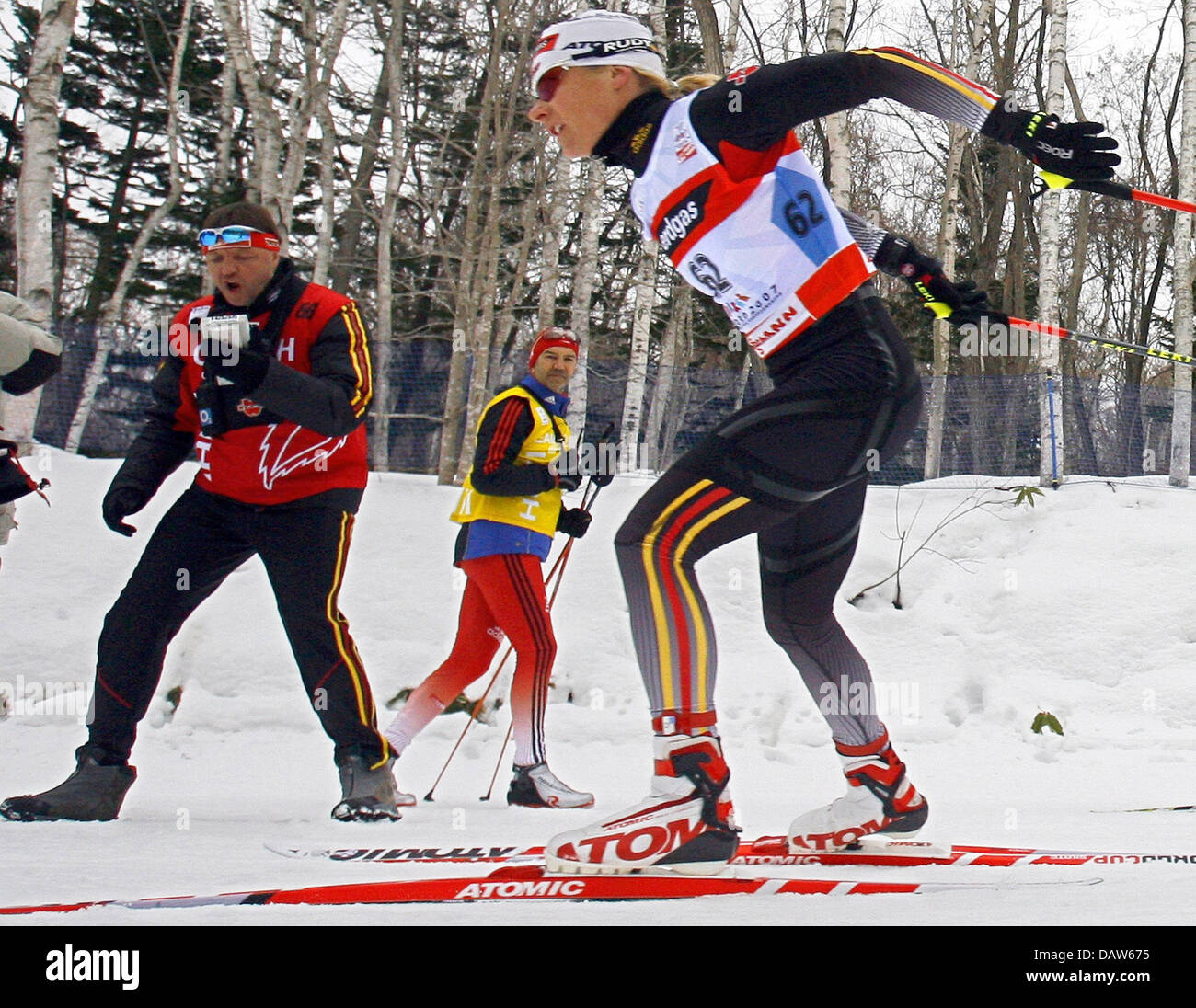 Deutsch Claudia Künzel (R) ist mit dem Bus Jochen Behle (L) während die Langlauf Damen 10 km von der nordischen Ski-WM in Sapporo, Japan, Dienstag, 27. Februar 2007 brüllte.  Foto: Gero Breloer Stockfoto