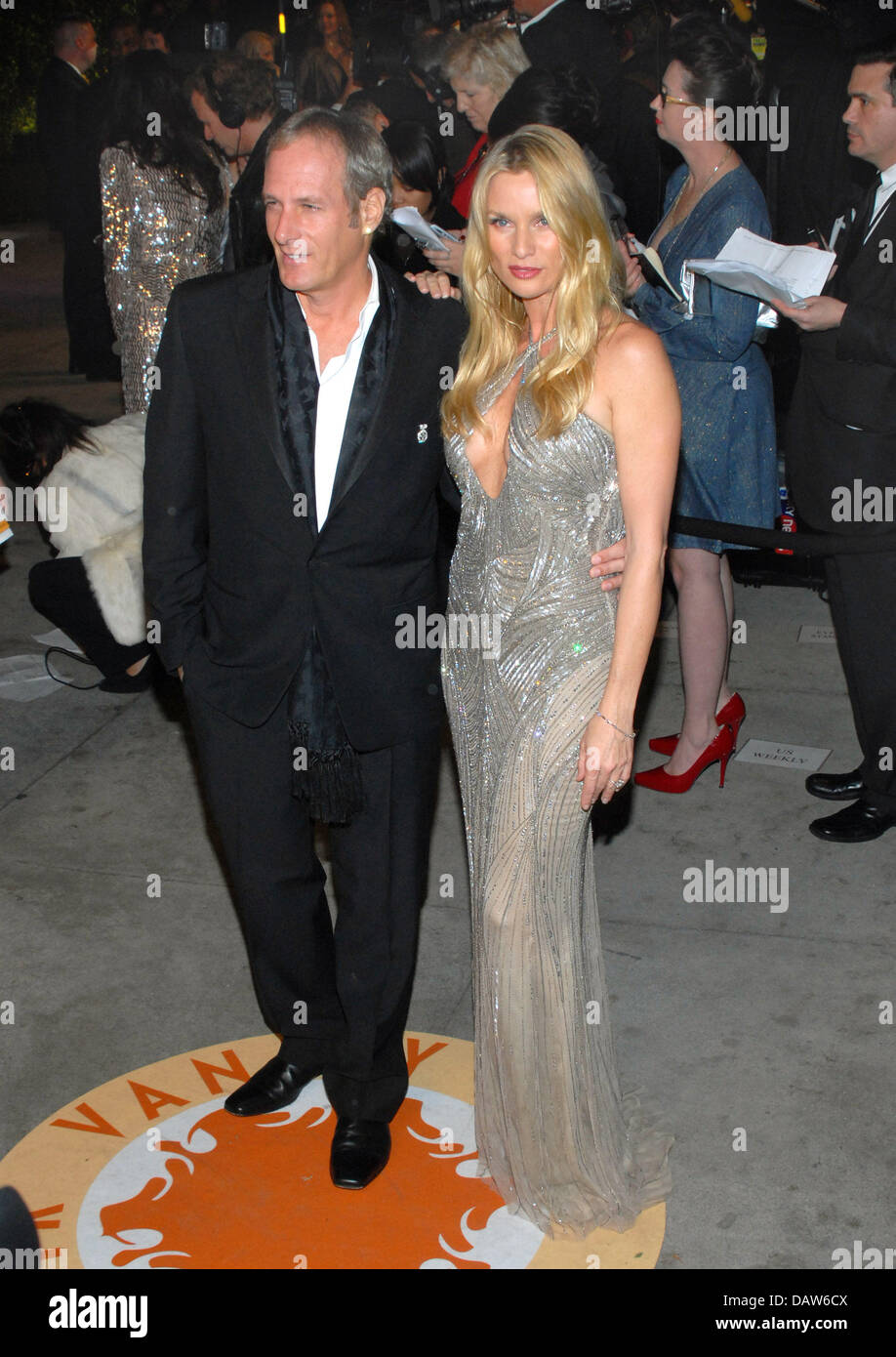 Britische Schauspielerin Nicolette Sheridan (R) und ihrem Ehemann US-Musiker Michael Bolton (L) mit einem Lächeln für die Kameras eintreffen am Vanity Fair Oscar Party in Los Angeles, CA, Vereinigte Staaten, 25. Februar 2007. Foto: Hahn-Khayat-Douliery Stockfoto