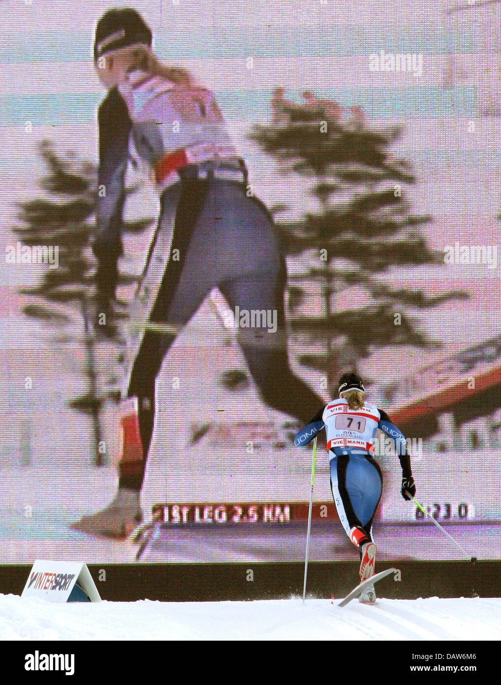 Finnische Virpi Kuitunen ist vor einer Großleinwand live video während der 4X5km klassische Staffelwettkampf in der nordischen Kombination WM in Sapporo, Japan, Donnerstag, 1. März 2007 abgebildet. Finnland nahm die Goldmedaille, nachdem ein Hinspiel führen, die sie nie aufgegeben. Foto: Gero Breloer Stockfoto