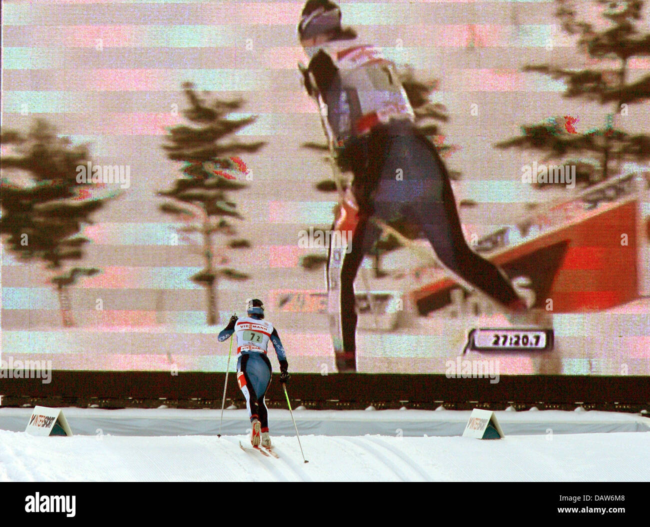 Finnische Aino Kaisa Saarinen ist vor einer Großleinwand live video während der 4X5km klassische Staffelwettkampf in der nordischen Kombination WM in Sapporo, Japan, Donnerstag, 1. März 2007 abgebildet. Finnland nahm die Goldmedaille, nachdem ein Hinspiel führen, die sie nie aufgegeben. Foto: Gero Breloer Stockfoto