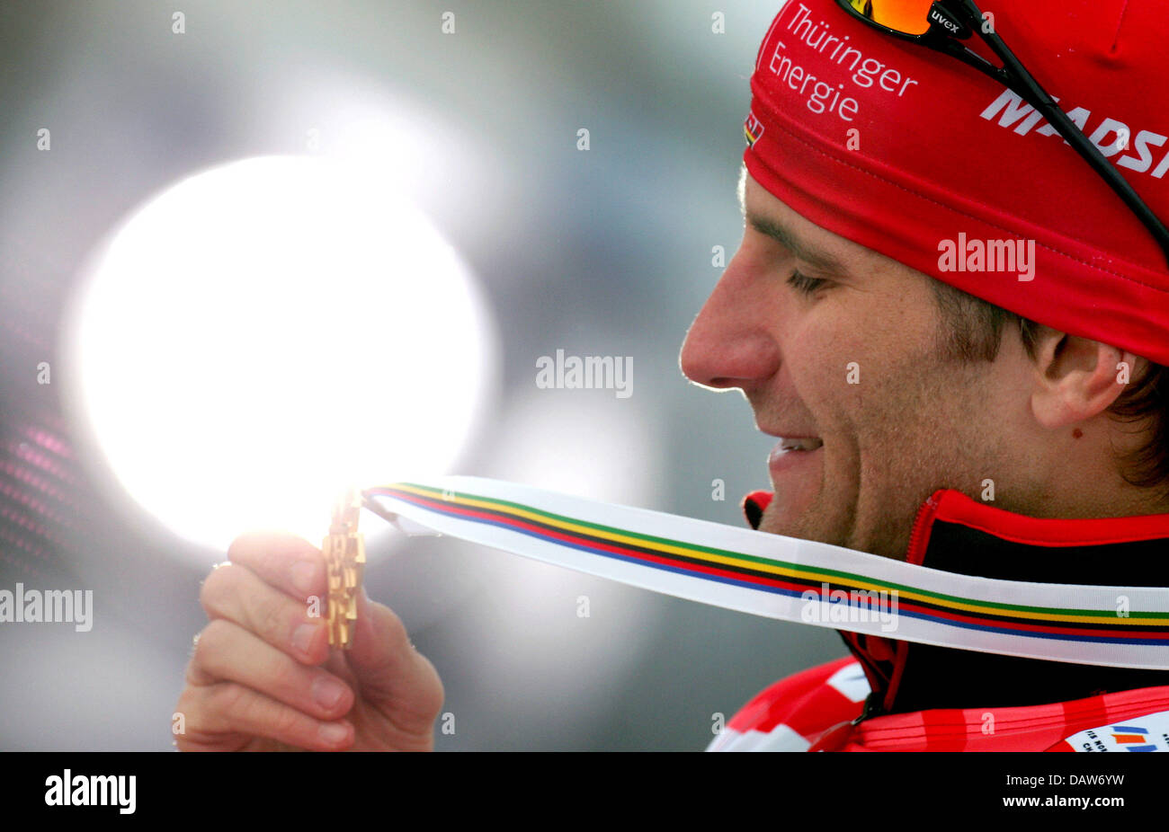 Nordische Kombinierer Ronny Ackermann Deutschland präsentiert seine Goldmedaille bei der nordischen Ski-WM in Sapporo, Japan, Samstag, 3. März 2007 erobert. Foto: Gero Breloer Stockfoto