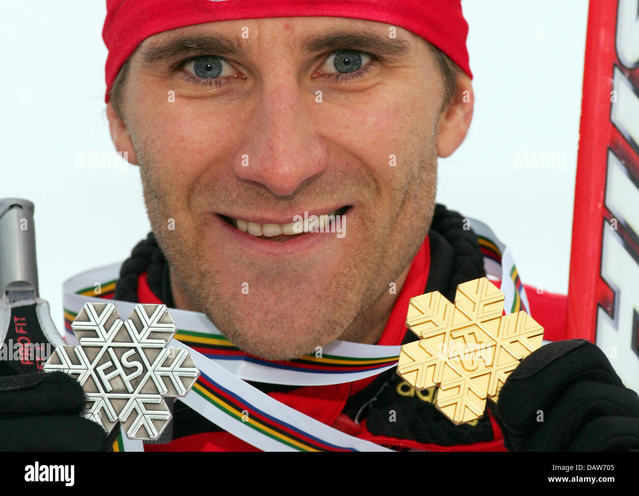 Nordische Kombinierer Ronny Ackermann Deutschland präsentiert seine Goldmedaille bei der nordischen Ski-WM in Sapporo, Japan, Samstag, 3. März 2007 erobert. Foto: Gero Breloer Stockfoto