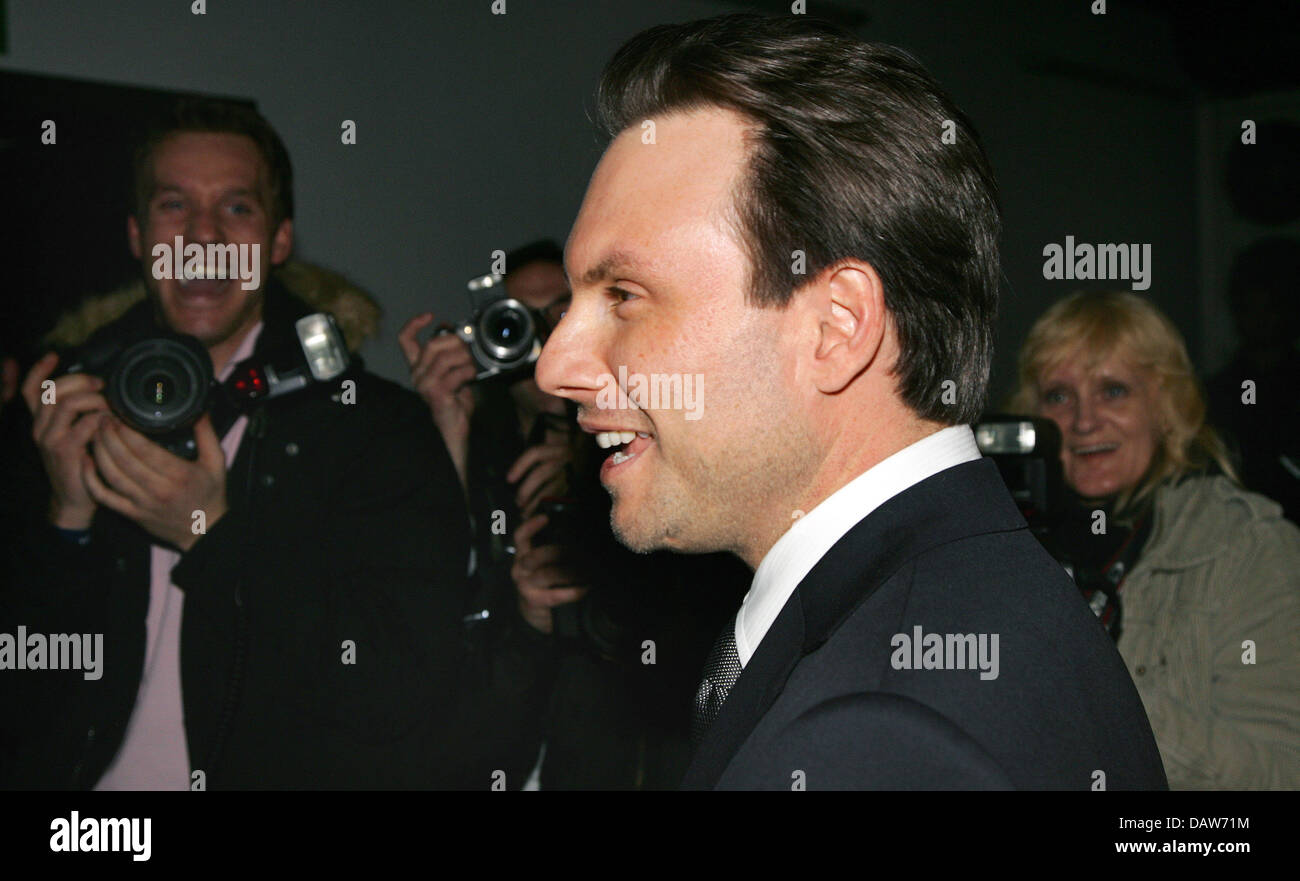 US-Schauspieler Christian Slater lächelt für die Kameras bei der Deutschlandpremiere seines Films "Bobby" in Berlin, Deutschland, Freitag, 2. März 2007. Die Film-Themen das Leben und die Ermordung des ehemaligen US Attorney General Robert "Bobby Kennedy" und ist in den deutschen Kinos vom 8. März. Foto: Arno Burgi Stockfoto