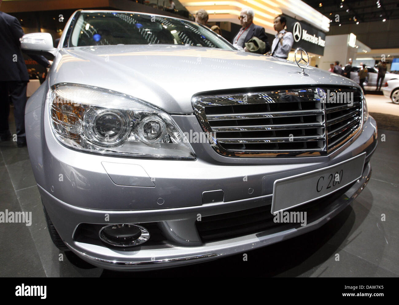 Mercedes C 280 ist der Presse auf dem Genfer Automobilsalon in Genf, Schweiz, Dienstag, 6. März 2007 vorgestellt. Die Messe läuft vom 8. bis 18. März präsentiert die neuesten Entwicklungen der Automobilindustrie. Foto: Uli Deck Stockfoto