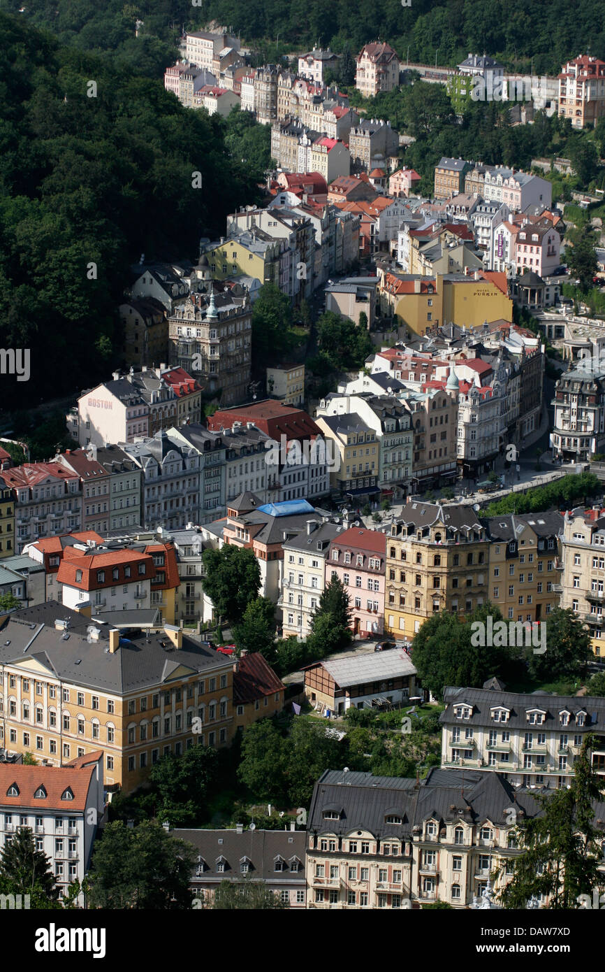 Panoramablick über Karlovy Vary von oben, Tschechische Republik Stockfoto